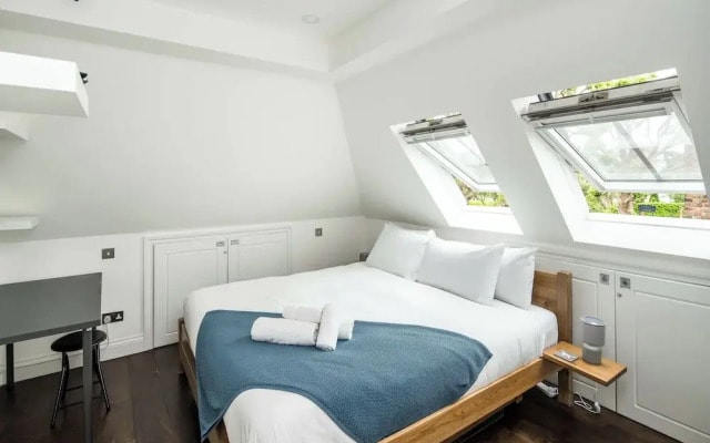Sleek and Stylish 1BD Apt w/ Balcony, Hammersmith