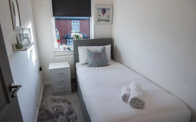 House - Sleeps 7 - Parking - Garden - Near Stn