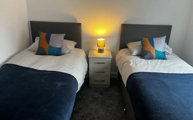 2 Bed Flat - Sleeps 4 - Pets - Garden - Parking