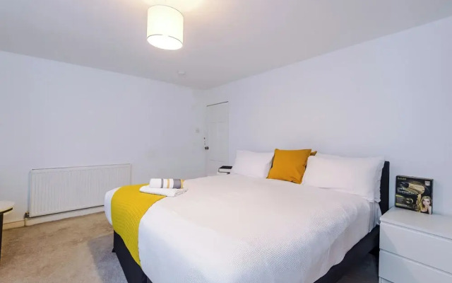 Large Modern 5-Bed House