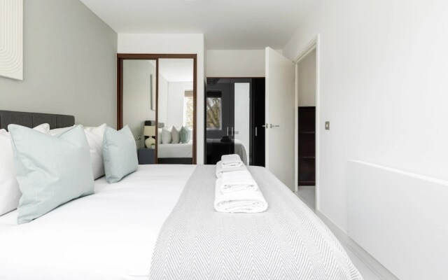Luminous 2 Bed Balcony Flat in Islington