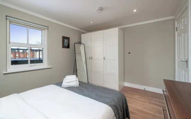 Designer 1 Bed Flat Barons Court Sleeps 4, Balcony