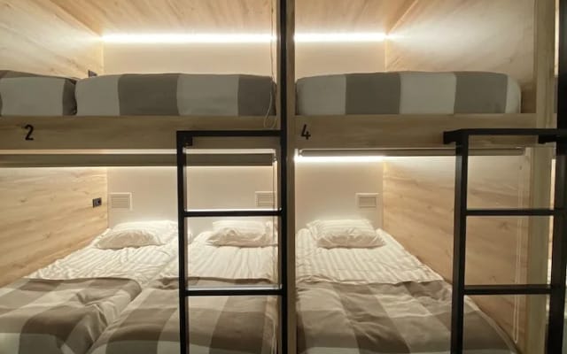 Зал сна и отдыха Sleep Lounge, Терминал D — хостел