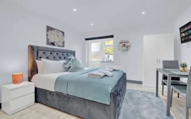 Serviced Ensuite Studio in Feltham London Heathrow