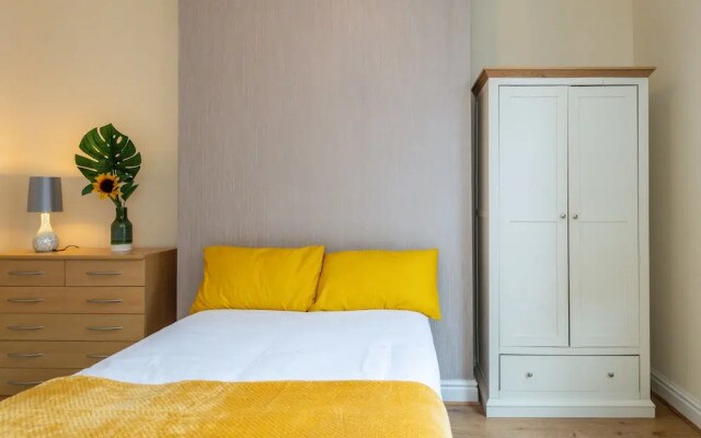 10 Guests - Free Parking - City Centre