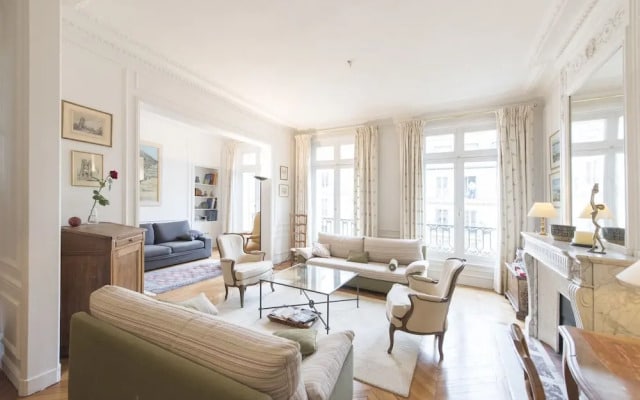 Elegance near Batignolles