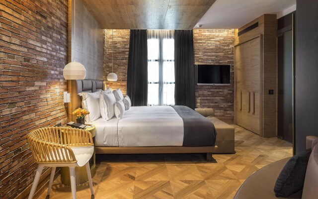 Monument Hotel