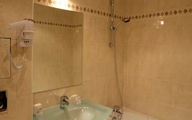 121 Paris Hotel