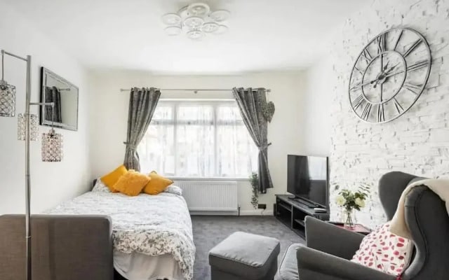 1 Bed-sleeps 4-free Parking-30 Min to Central Ldn