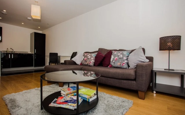 Stunning 2 Bed Home + Balcony Overlooking Thames