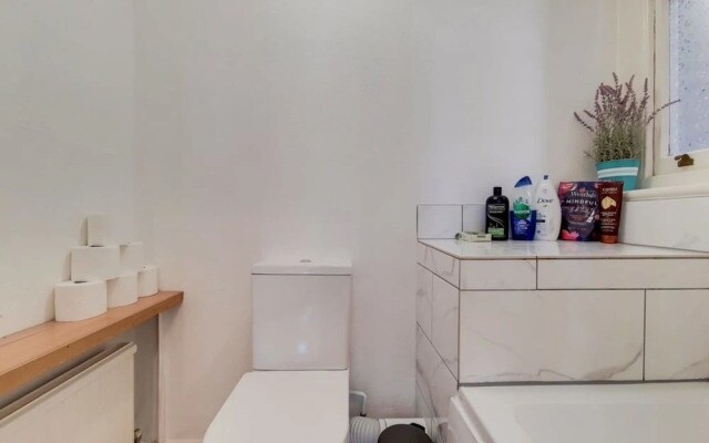 Apartment w Workspace in Ealing