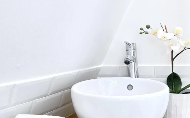 1612 B - Best deal in Pigalle