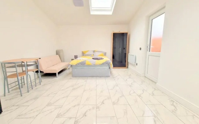 Large Triple Studio Flat - Croydon