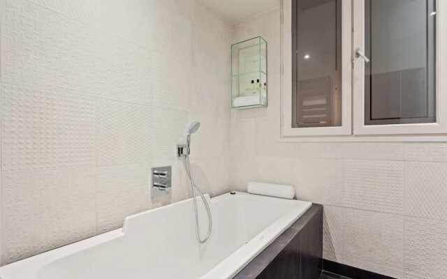 Beautiful Lavish Apartment for 6 in Paris VII by Guestready