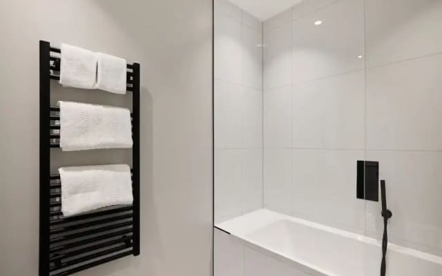 The Brondesbury Place - Bright 2bdr Flat With Balcony + Parking