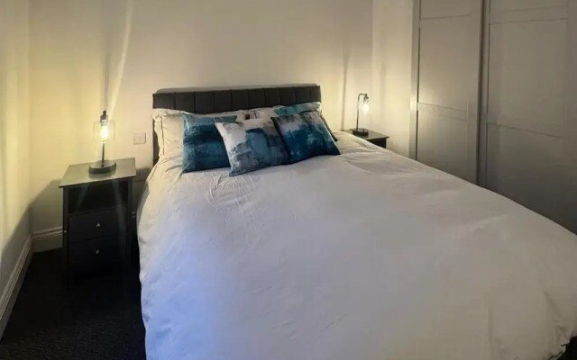 Central Apartment - Sleeps 2 & Private Patio