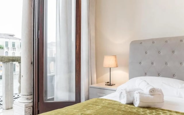 Luxury Apartment On Grand Canal by Wonderful Italy