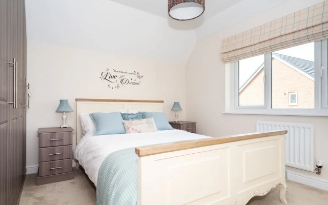 Huge & Modern 4 Bedroom House in York