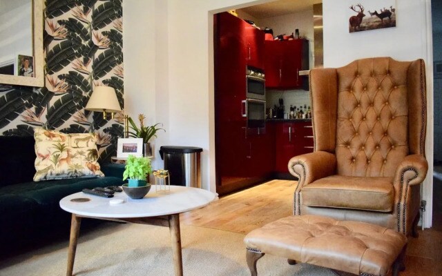 2 Bedroom House in Bow With Garden
