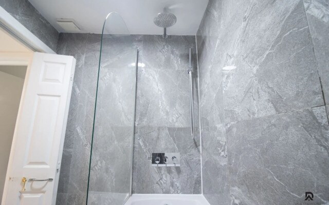 London Apt - Sleeps 4 - Parking - Wifi