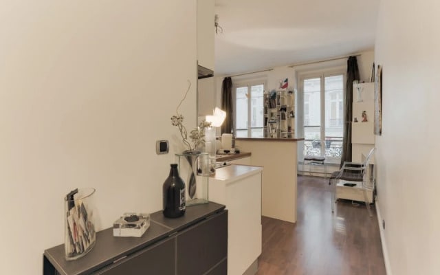 Artsy Flat for 2 Near Opera