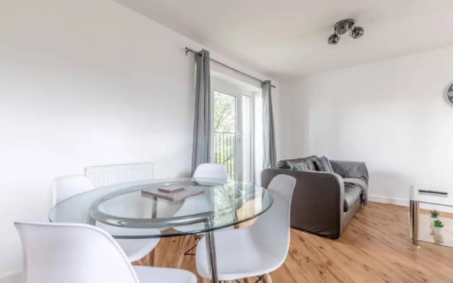 2 Bed/2 Bath & Free Parking - Langley/Heathrow
