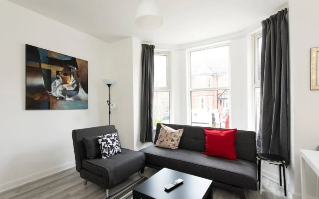 Modern Sleeps 5 - 1BR Home in Manchester
