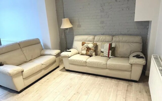 4 Bed House-garden-parking-15 min Elizabeth Line