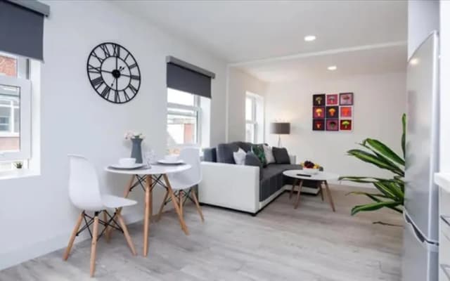 Spacious 1 bed Flat With View