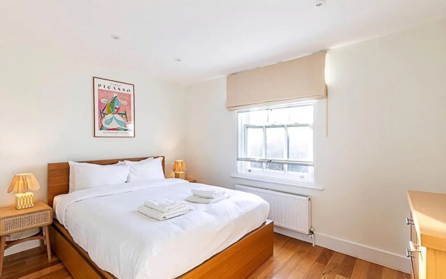 Stylish Chelsea Flat With Luxe Comfort Charm
