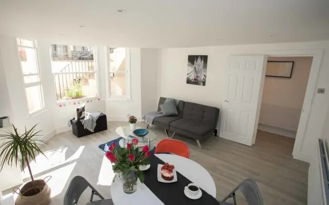 Light filled garden flat sleeps 4