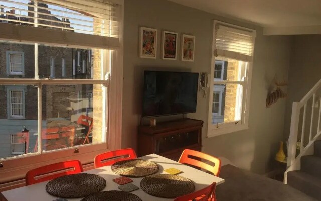 Stylish and Chic Regents Park Two bed