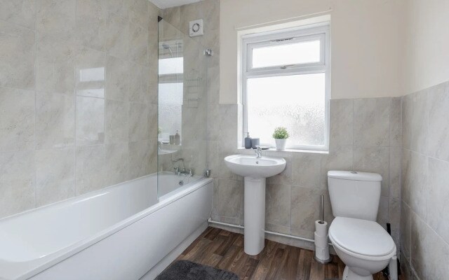 2-bed House - Sleeps 7 & Free Parking