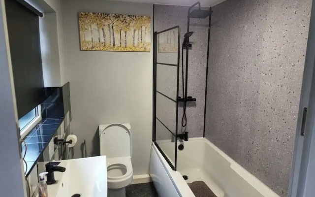Apartment - Sleeps 5 - Great Location - Parking