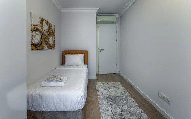 Gorgeous Central 2BR Condo w City Views