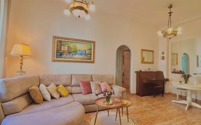Elegant House In Rome