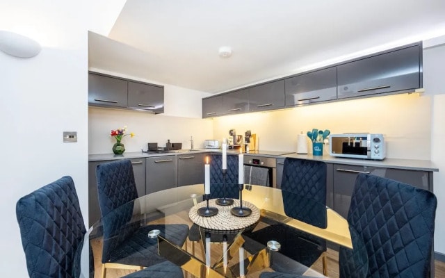 2 Bed 2 Bath Deluxe Flat in Kensington