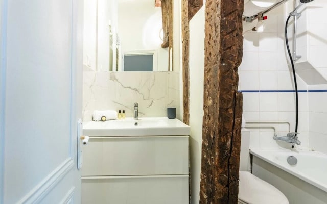 Bright 1-bedroom Flat, 2min From Saint-paul Metro