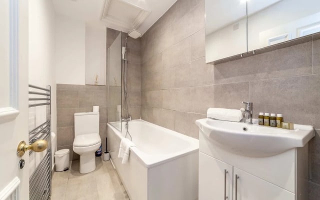 Period Victorian Abode In Idyllic Kings Cross