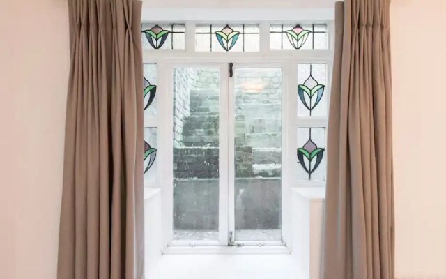 2 Bedroom Victorian House With Garden