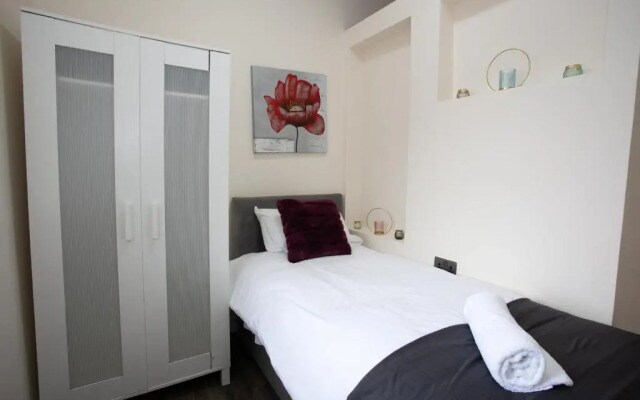 Modern Stays @ Kippax House (6 Bedrooms, 7 Beds, Sleeps 13, Free Parking)