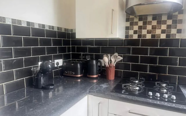 2 Bed Flat - Sleeps 4 - Parking - Wifi