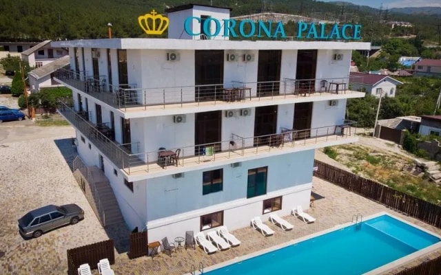 Корона Пелас