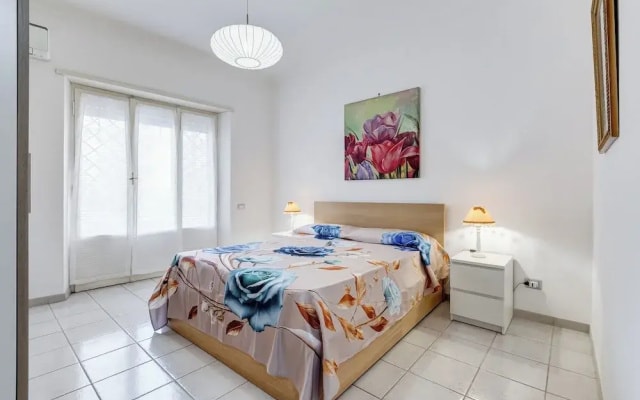 Cozy 2-Bedroom Flat with Balcony