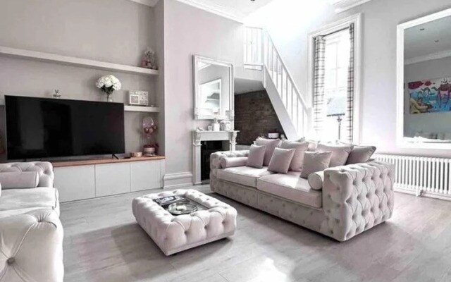 Luxury 3 Bedroom Penthouse w Massive Roof Terrace