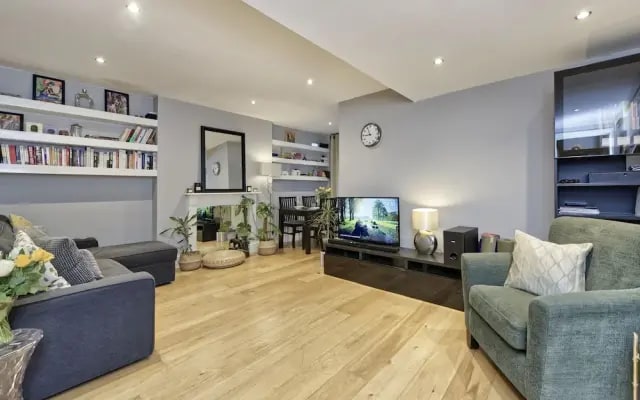 Spacious Pimlico Apartment by Underthedoormat