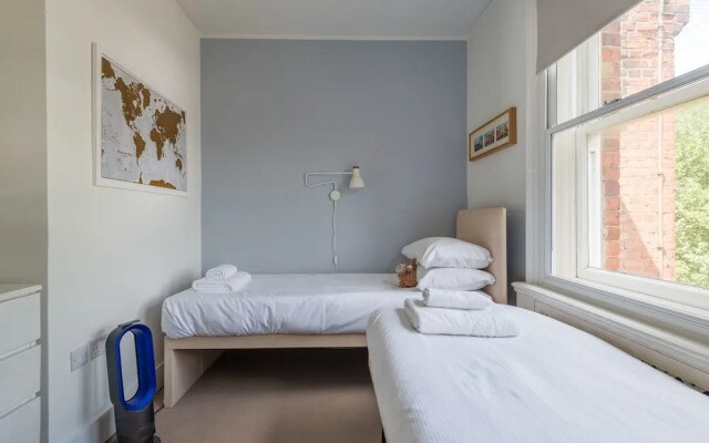 Charming Chelsea Apartment overlooking the Thames