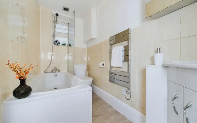 London Charm at Charleville Apartment