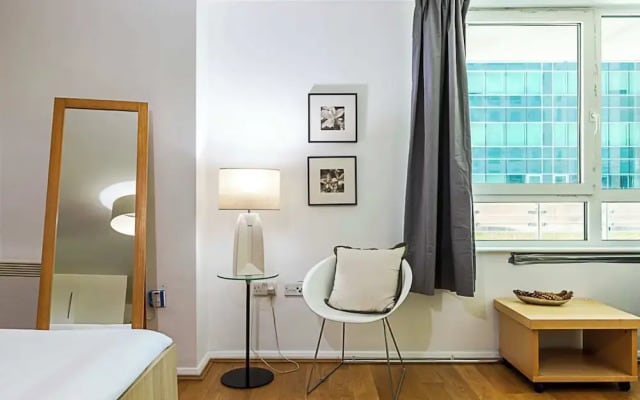 Modern Studio Apartment - St Georges Wharf