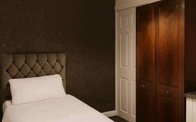 House-sleeps 5 Person -etihad Stadium 15 min Drive